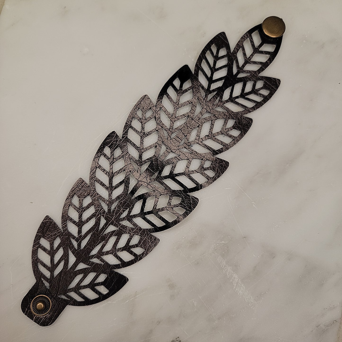 Faux leather leaf braclet